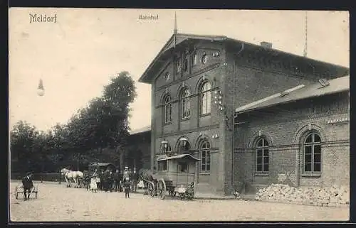 AK Meldorf, Bahnhof mit geparkten Pferdekutschen