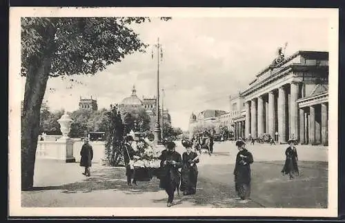 AK Berlin, Brandenburger Tor, Spaziergänger und Blumenhändler