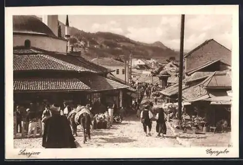 AK Sarajevo, Strassenpartie in der Bascarsija mit Blick in die Berge