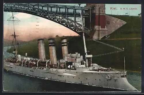 AK Kriegsschiff S. M. S. Lübeck, unter Brücke in Kiel