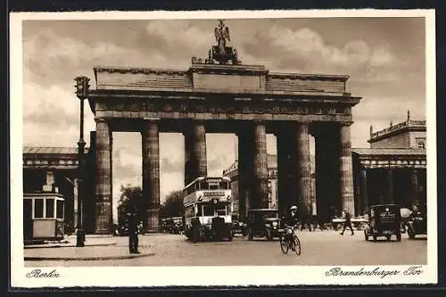 AK Berlin, Brandenburger Tor mit Bus Doppeldecker und Strassenbahn