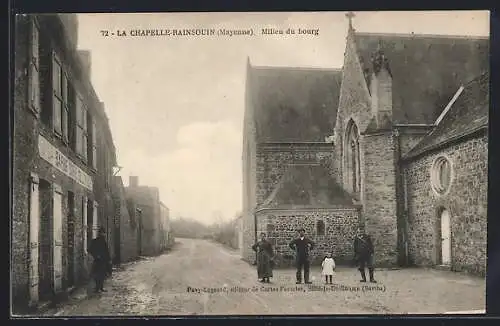 AK La Chapelle-Rainsouin, Milieu du Bourg, Strassenpartie an der Kirche