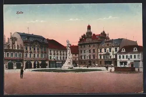 AK Kolin, Marktplatz mit Geschäften und Denkmal