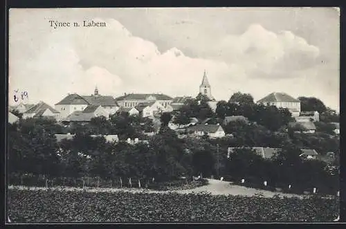 AK Tynec nad Labem, Ortseingang mit Blick Richtung Kirche, Strasse