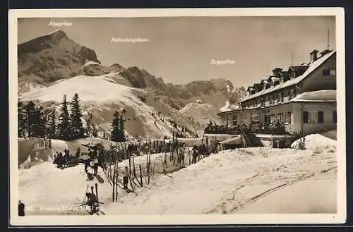 AK Kreuzeckhaus, Berghütte und Skifahrer im Schnee mit Alpspitze, Höllentalspitzen und Zugspitze