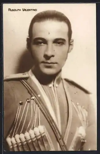 AK Schauspieler Rudolf Valentino in Uniform