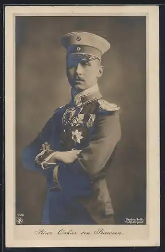 AK Prinz Oskar von Preussen, stehend in Uniform mit Schirmmütze und Orden behangen