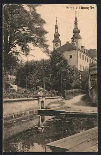 AK Leitomischl / Litomysl, Strassenpartie am Wasser, Blick zur Kirche