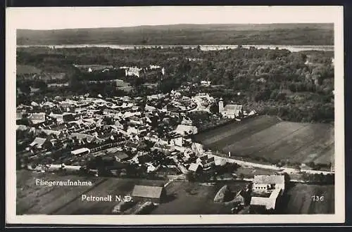 AK Petronell /N.-Ö., Teilansicht mit Strassenpartie, Fliegeraufnahme