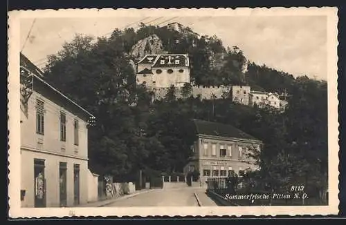 AK Pitten /N. D., Strassenpartie mit Hotel Manhalter und Burg