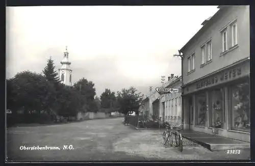 AK Obersiebenbrunn, Kaufhaus Meyer mit Blick zur Kirche, Fahrräder