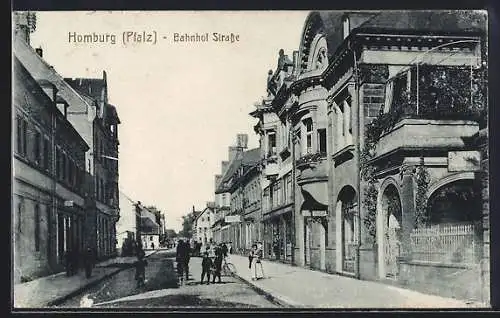 AK Homburg / Pfalz, Bahnhofstrasse mit Anwohnern