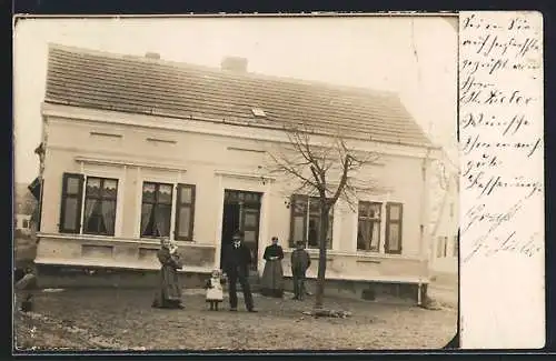 Foto-AK Endorf /Harz, Wohnhaus mit Drei-Generationen-Familie