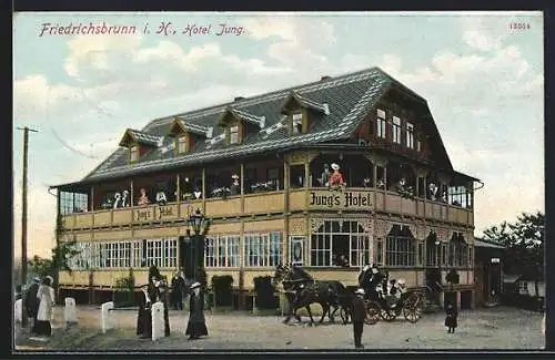 AK Friedrichsbrunn i. H., Hotel Jung, Gäste auf dem Balkon, Kutsche