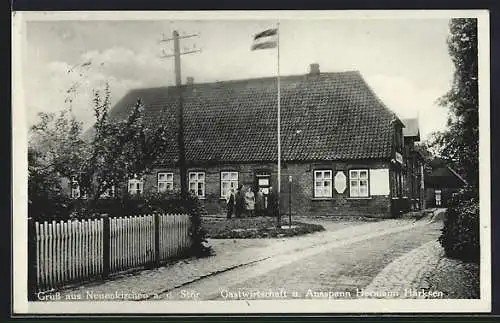 AK Neuenkirchen a. d. Stör, Gasthaus Dithmarsches Haus Hermann Harksen mit Wirtsleuten u. Strasse