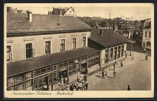 AK Neumünster /Holstein, Bahnhof mit Strasse und Bahnschienen aus der Vogelschau