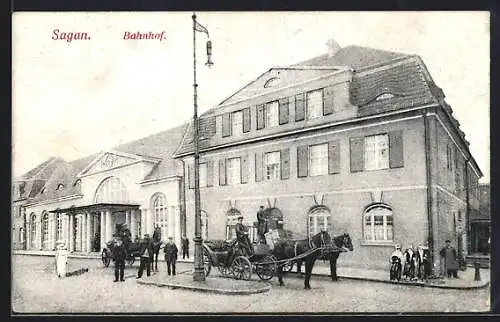 AK Sagan, Pferdekutschen am Bahnhof