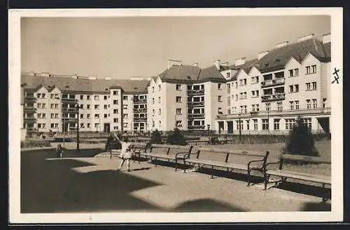 AK Wien, Gemeindebau an der Penzingerstrasse, Hofansicht