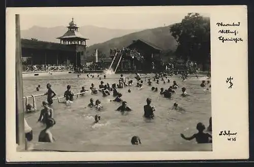 AK Warmbad Villach, Gäste im Schwimmbecken des Thermalbades