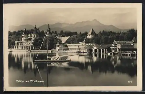 AK Velden am Wörthersee, Ortspartie am Ufer des Wörthersees, Segelboot