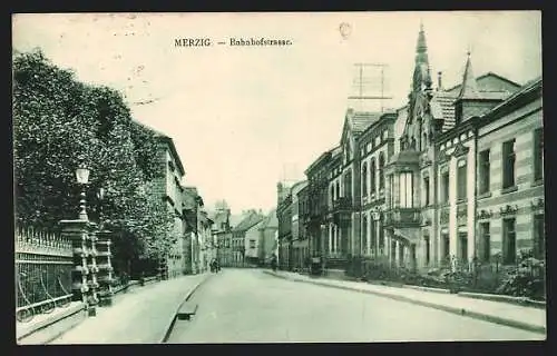 AK Merzig, Bahnhofstrasse mit Strassenlaterne an einem schmiedeeisernen Zaun