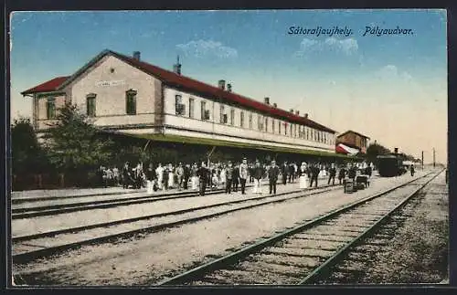 AK Satoraljaujhely, Bahnhof, Fahrgäste auf den Bahnsteigen, Palyaudvar