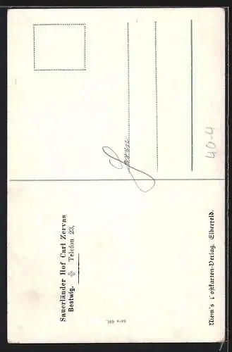 AK Mann in Tracht leert seinen Bierkrug