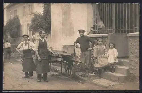 Foto-AK Tischler mit einem Lehrling und seinen Kindern