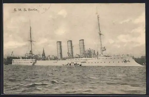 AK Kriegsschiff S. M. S. Berlin vor einer Küste