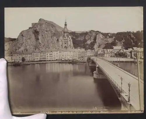 Fotografie G.H. Phot., Ansicht Dinant, Vue prise de la rive gauche de la Meuse, Raddampfer am Ufer, Blick zur Stadt