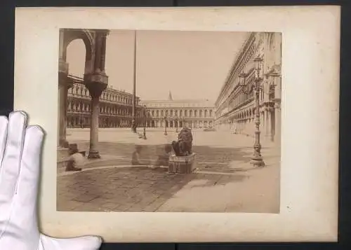 Fotografie unbekannter Fotograf, Ansicht Venedig, Blick auf den Markusplatz mit Ghosts