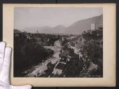 Fotografie unbekannter Fotograf, Ansicht Meran, Blick über die Gilfanlage nach der Stadt mit Cafe Gilf