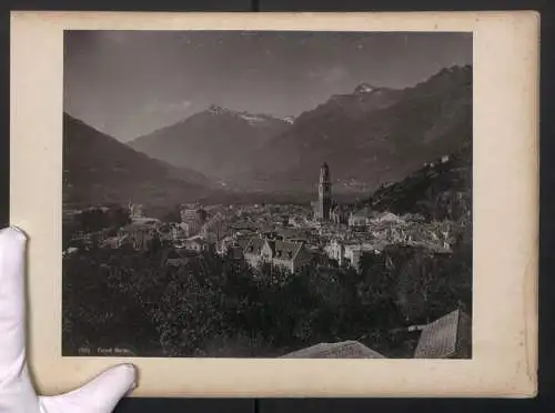 Fotografie unbekannter Fotograf, Ansicht Meran, Blick nach der Stadt mit Bergpanorama