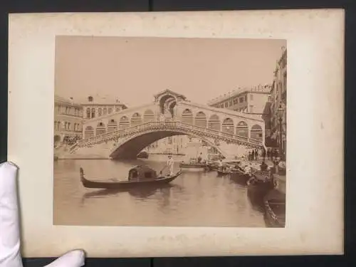 Fotografie unbekannter Fotograf, Ansicht Venedig, Gondolerie vor der Rialtobrücke