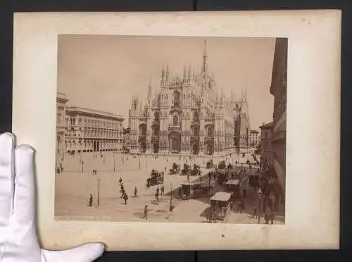 Fotografie unbekannter Fotograf, Ansicht Milano, Piazza del Duomo, Pferdebahn