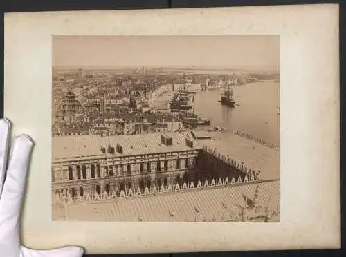 Fotografie unbekannter Fotograf, Ansicht Venedig, Blick über die Stadt mit dem Hafen