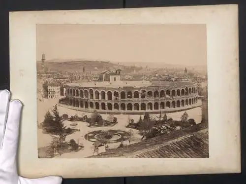 Fotografie unbekannter Fotograf, Ansicht Verona, Blick auf die Arena und nach der Stadt