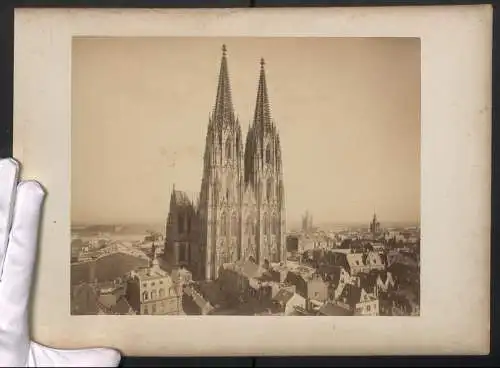 Fotografie unbekannter Fotograf, Ansicht Köln, Fronansicht des Dom mit umliegenden Wohnhäusern