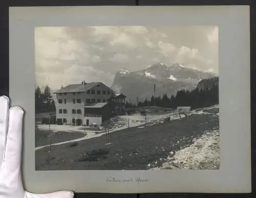 Fotografie unbekannter Fotograf, Ansicht Cortina d’Ampezzo, Hotel Tre Croci mit Blick auf die Alpen, Rückseite Gletscher