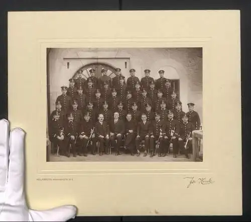 Fotografie Jos. Henk, Hollabrunn, Bismarckstr. 9, Ansicht Hollabrunn, Polizisten in Uniform zum Gruppenbild, Pastor