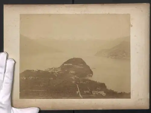 Fotografie unbekannter Fotograf, Ansicht Bellagio, Blick auf die Landzunge am See, Bergpanorama