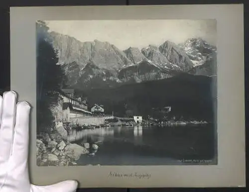 Fotografie unbekannter Fotograf, Ansicht Eibsee, Teilansicht des Ortes vom See aus mit Blick zur Zugspitze