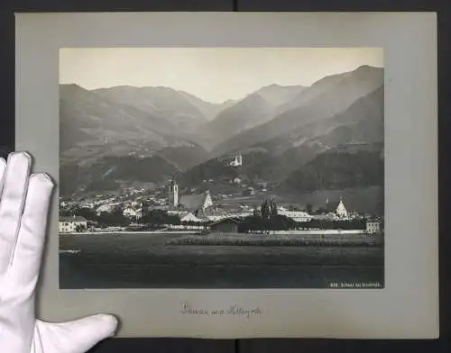 Fotografie unbekannter Fotograf, Ansicht Schwaz, Blick nach dem Ort mit Bergpanorama, Rückseite Neustift, Stubaithal