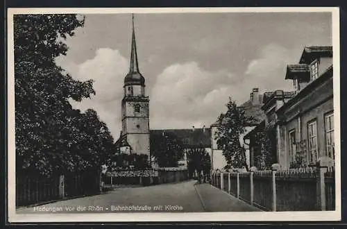 AK Fladungen vor der Rhön, Bahnhofstrasse mit Kirche