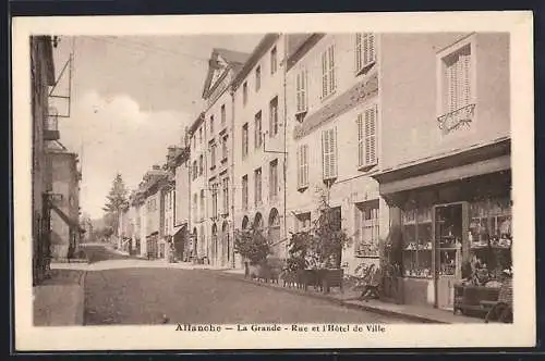 AK Allanche, La Grande-Rue et l`Hôtel de Ville