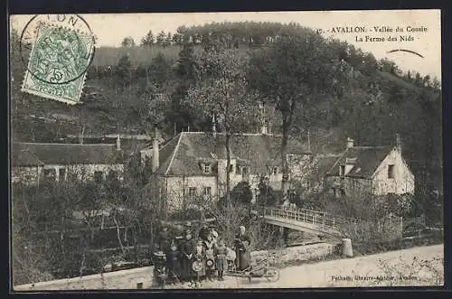 AK Avallon, Vallee du Cousin, La Ferme de Nids, Menschengruppe an der Brücke