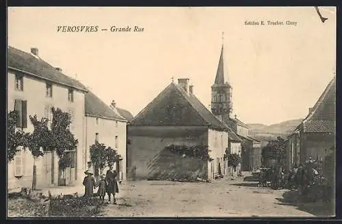 AK Verosvres, Grande Rue, Strassenpartie mit Kirchblick, Remise et Ecurie