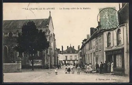 AK La Chapelle-St-André, Le Bourg, coté de la Mairie, Kinder vorm Cafe Simeon