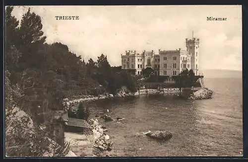 AK Trieste, Miramare, Küstenblick mit Schloss im Hintergrund