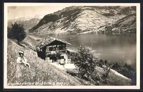 AK Zell am See, Almwirtschaft Bergheim, Kind auf der Bergwiese